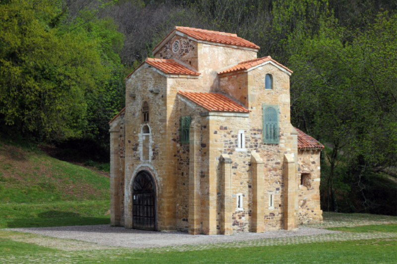 Präromanische Kirche San Miguel de Lillo