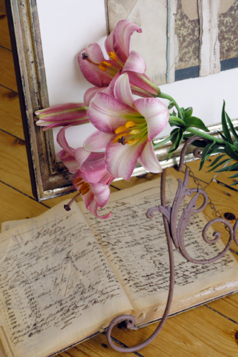 Lilienblüten mit Buch