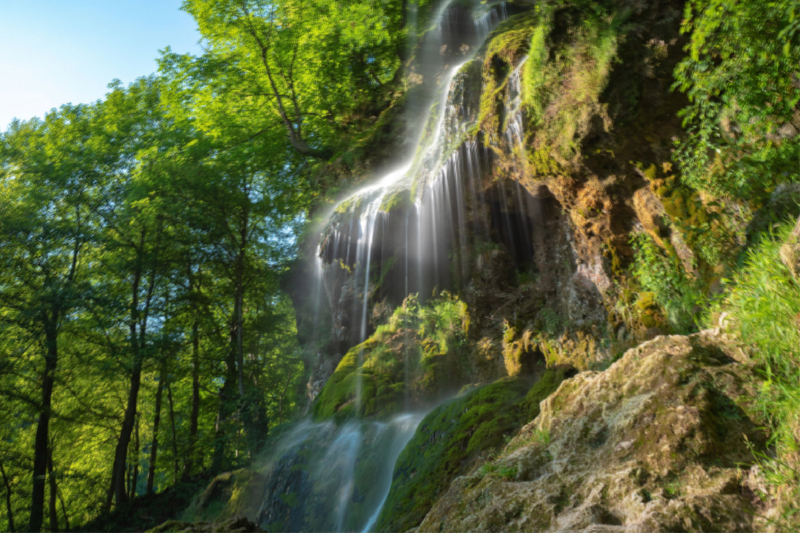 Majestätischer Uracher Wasserfall im Sommer