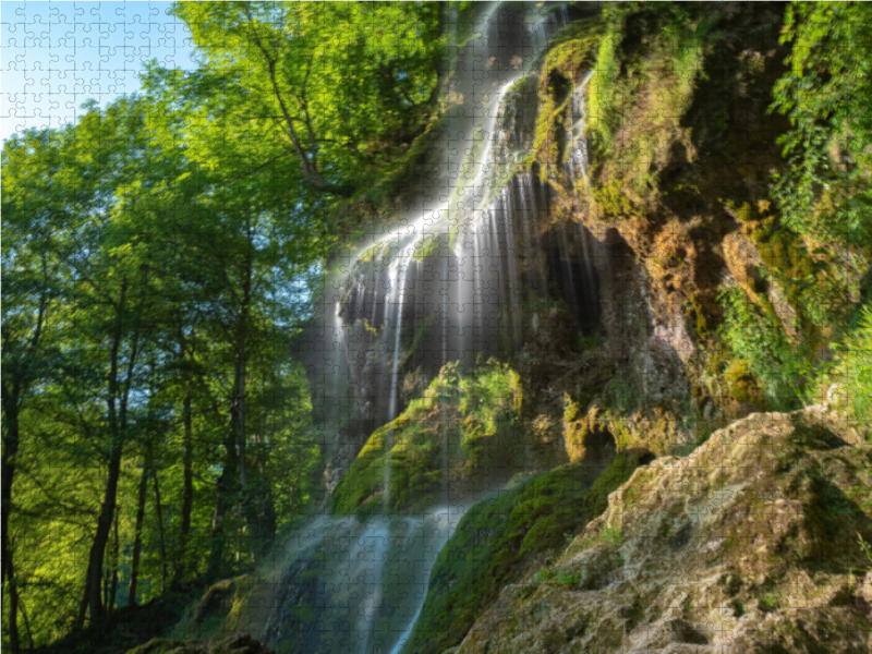 Majestätischer Uracher Wasserfall im Sommer