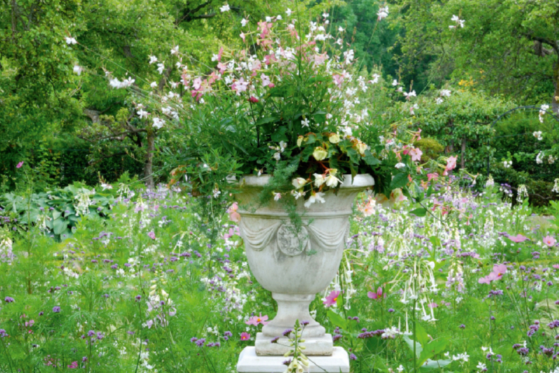 Üppig bepflanzte Vase im Schlosspark Sofiero in Helsingör