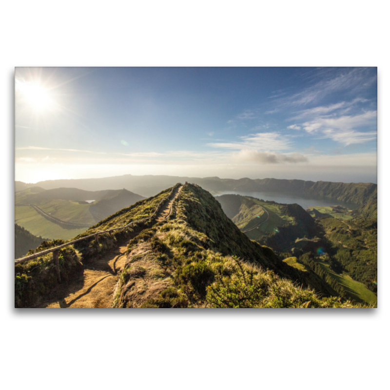 Traumhaftes Landschaftsbild mit Blick auf einen See innerhalb eines Vulkankraters der Azoreninsel São Miguel und im Hintergrund das Meer