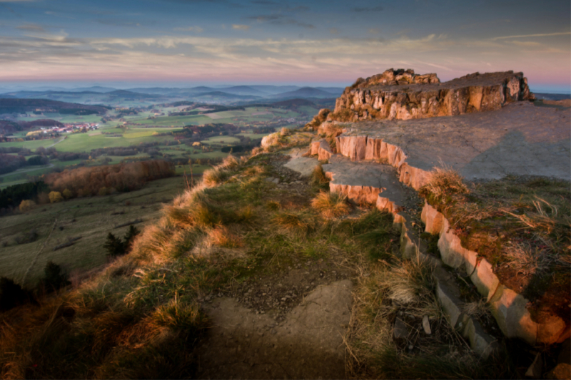 Von der Abtsrodaer Kuppe schweift der Blick über Hilders - Dietges weit in die nördliche Kuppenrhön