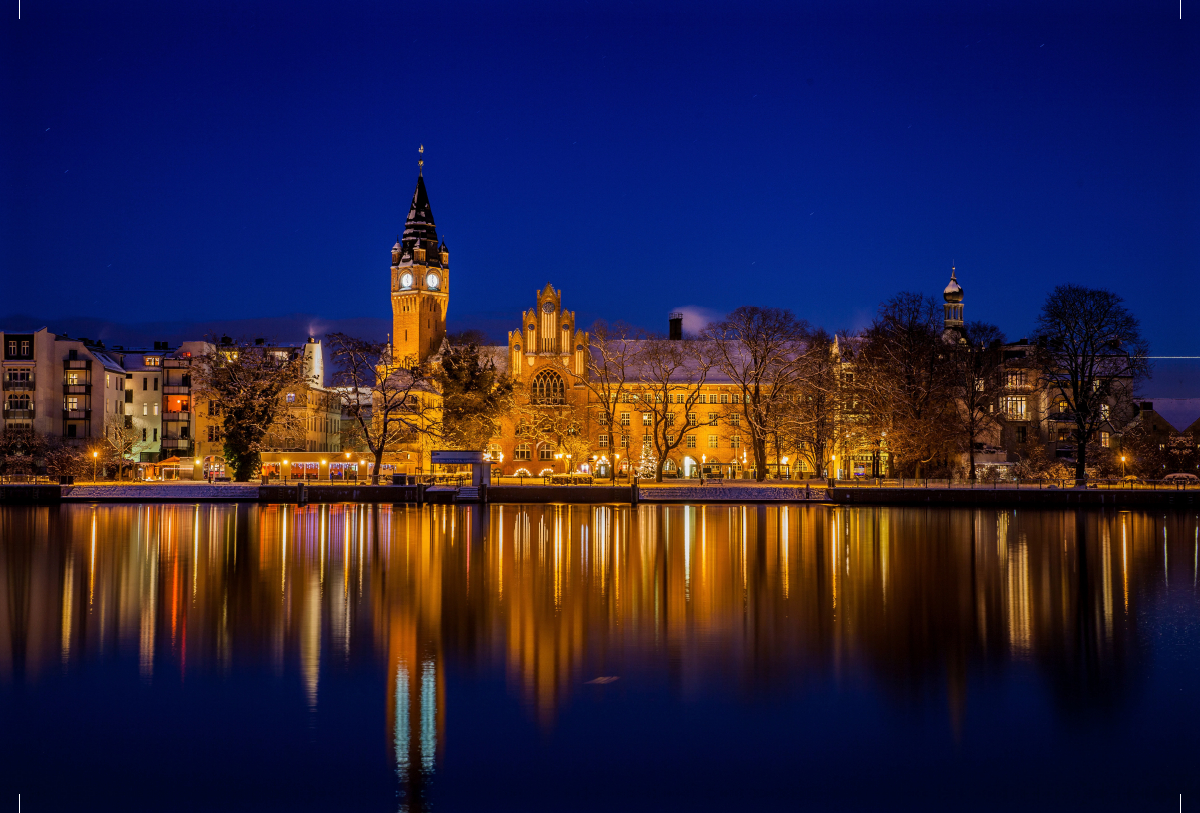 Die Promenade mit dem Luisenhain am Abend