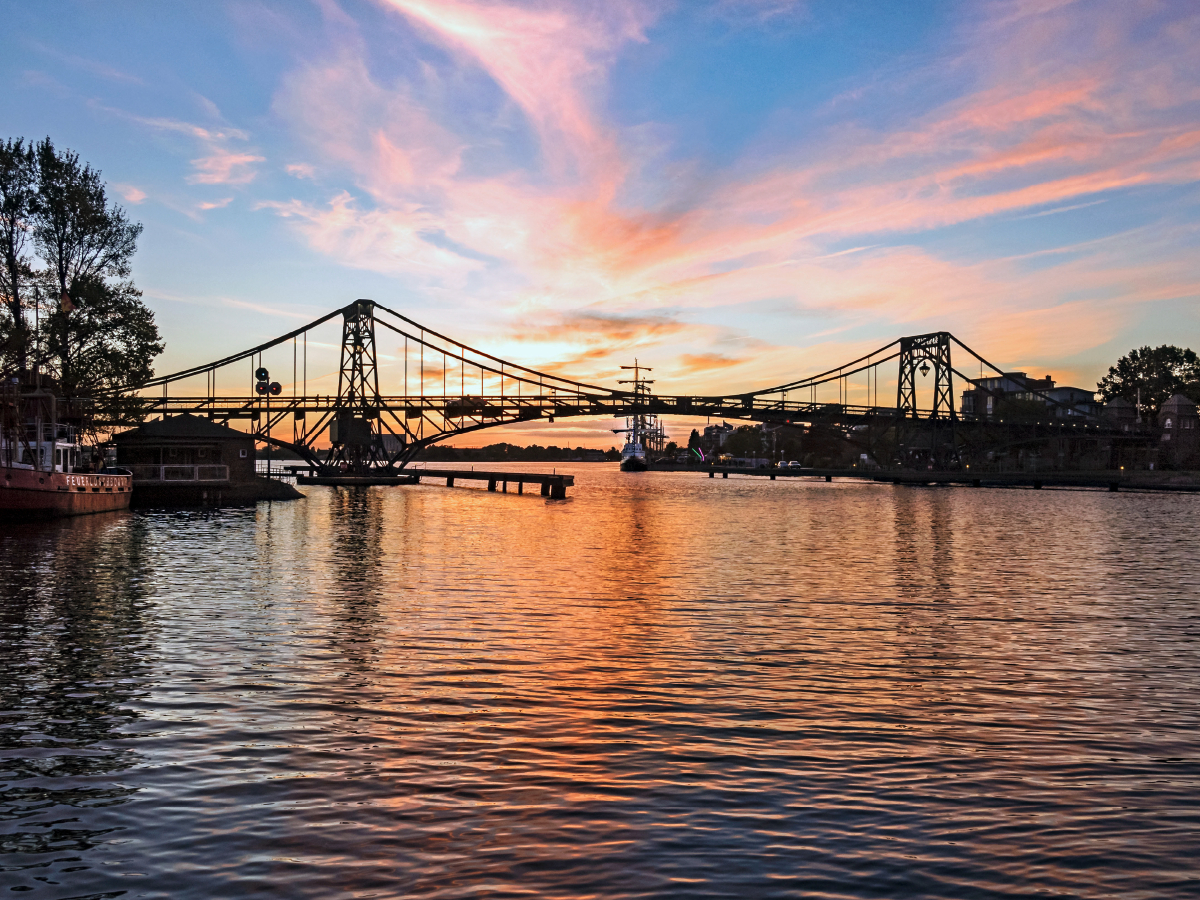 Kaiser Wilhelm Brücke im Sonnenuntergang