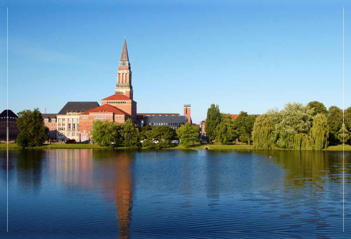 Kieler Rathaus mit Opernhaus am Kleinen Kiel