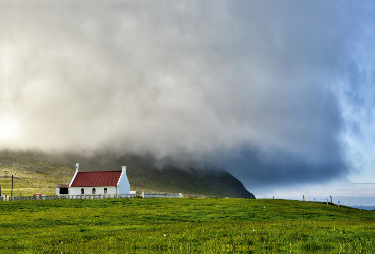 Wetterfront auf Island. Die Kirche von Sæból in den Westfjorde.