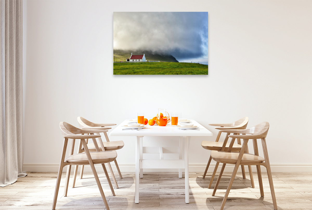 Wetterfront auf Island. Die Kirche von Sæból in den Westfjorde.