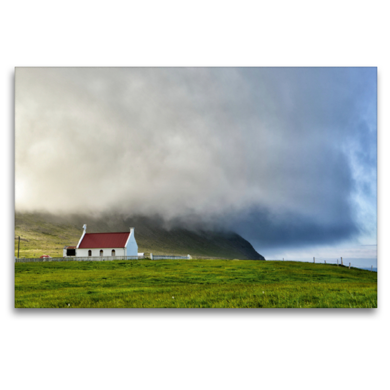 Wetterfront auf Island. Die Kirche von Sæból in den Westfjorde.