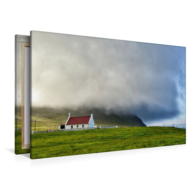 Wetterfront auf Island. Die Kirche von Sæból in den Westfjorde.