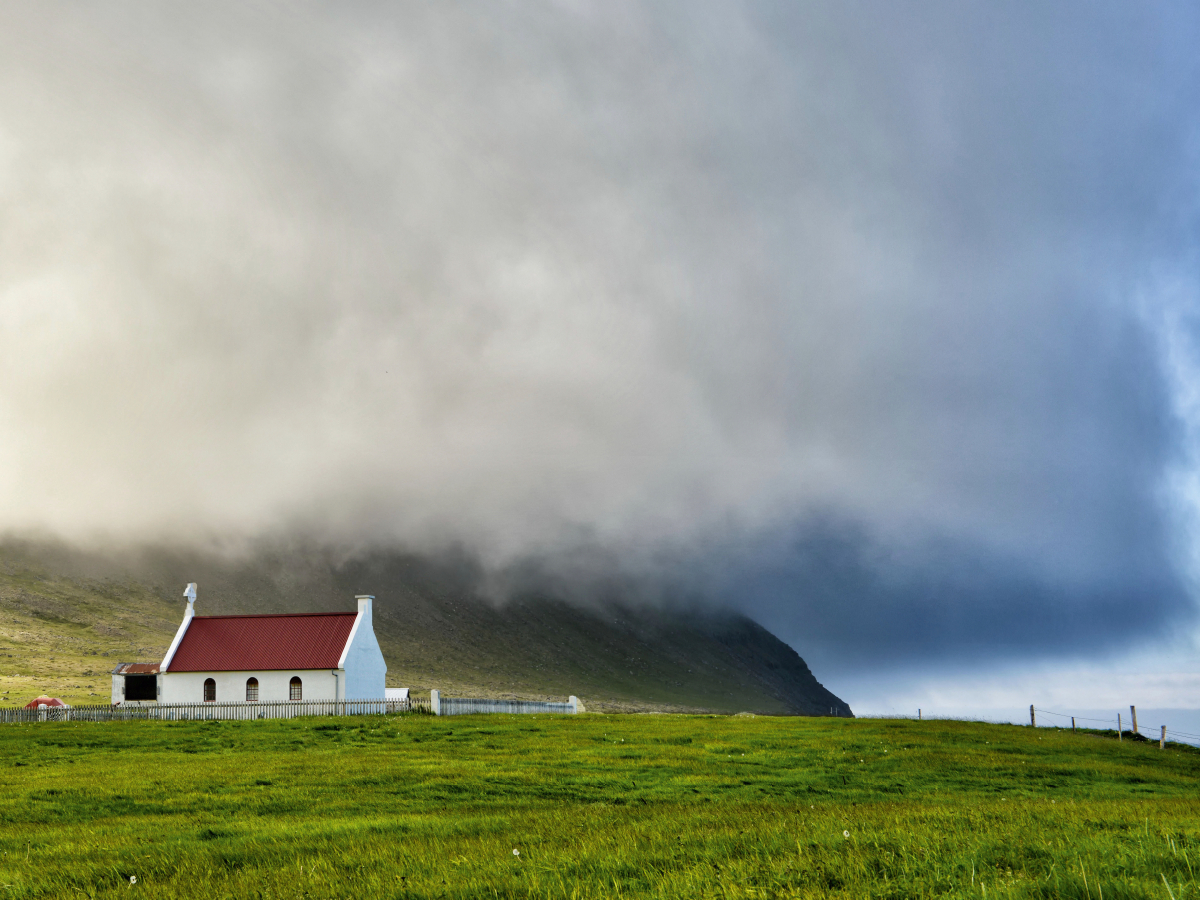 Wetterfront auf Island. Die Kirche von Sæból in den Westfjorde.