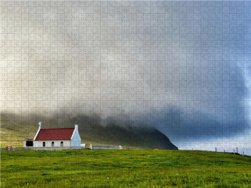 Wetterfront auf Island. Die Kirche von Sæból in den Westfjorde.