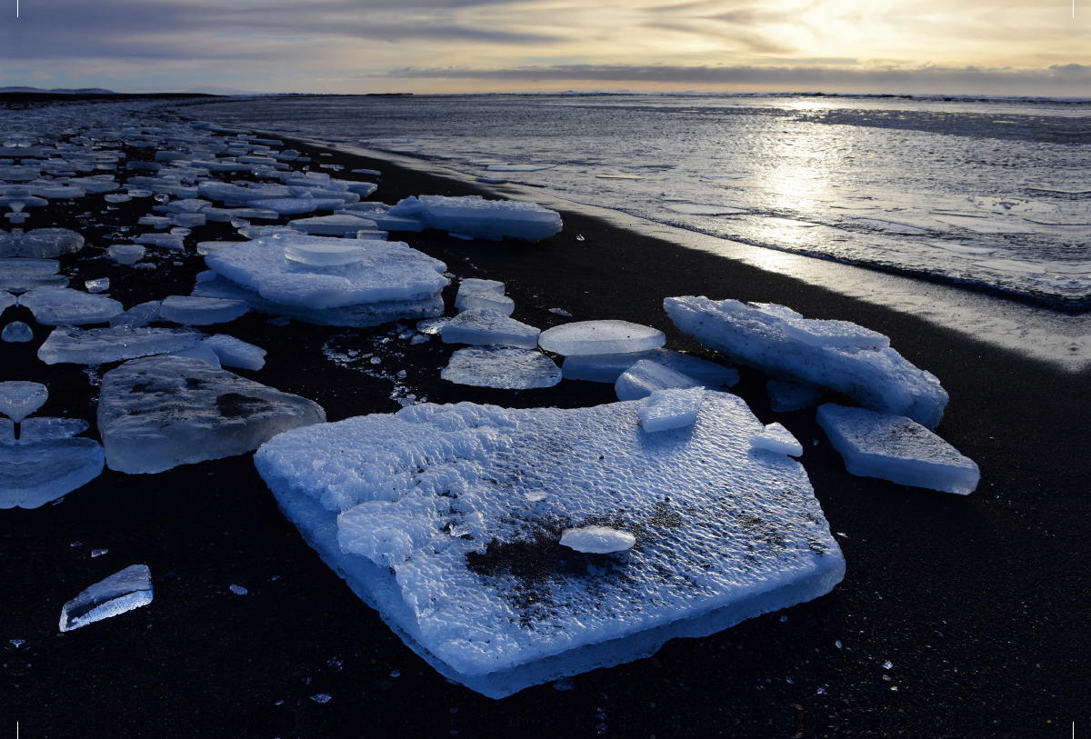 Eisschollen am Strand auf Island