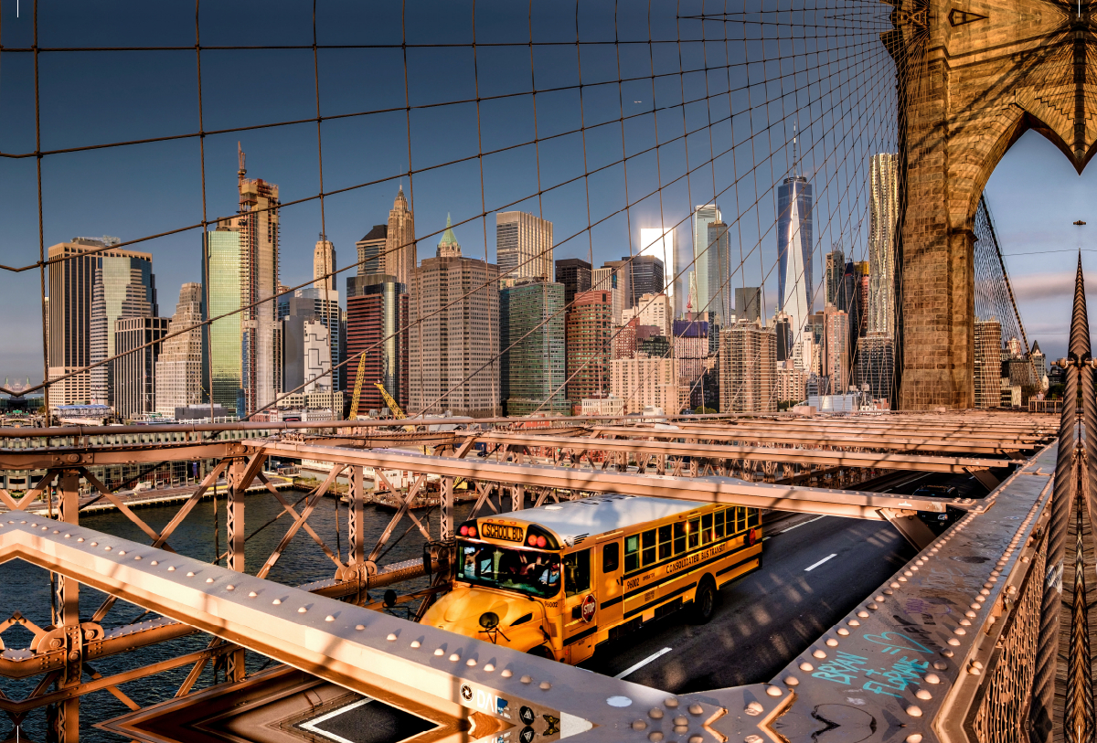 Auf der Brooklyn Bridge mit Blick auf Skyline Manhattan