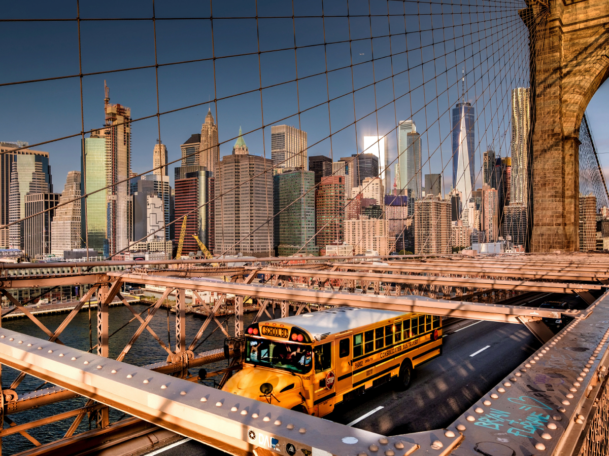 Auf der Brooklyn Bridge mit Blick auf Skyline Manhattan