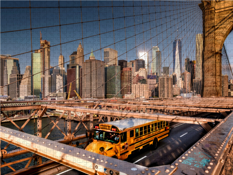 Auf der Brooklyn Bridge mit Blick auf Skyline Manhattan