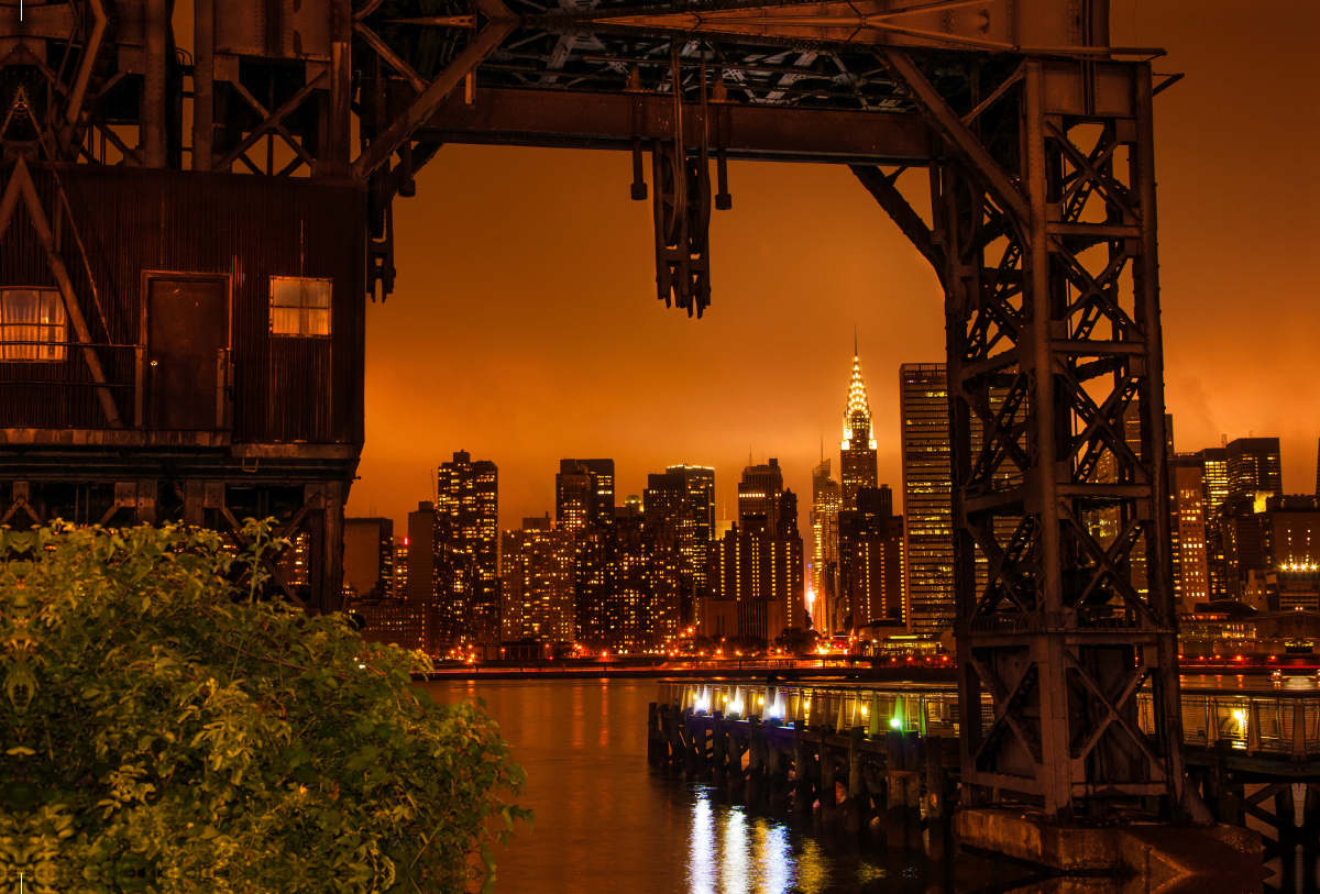 Blick vom Gantry Plaza State Park in Queens auf den East River/Manhattan