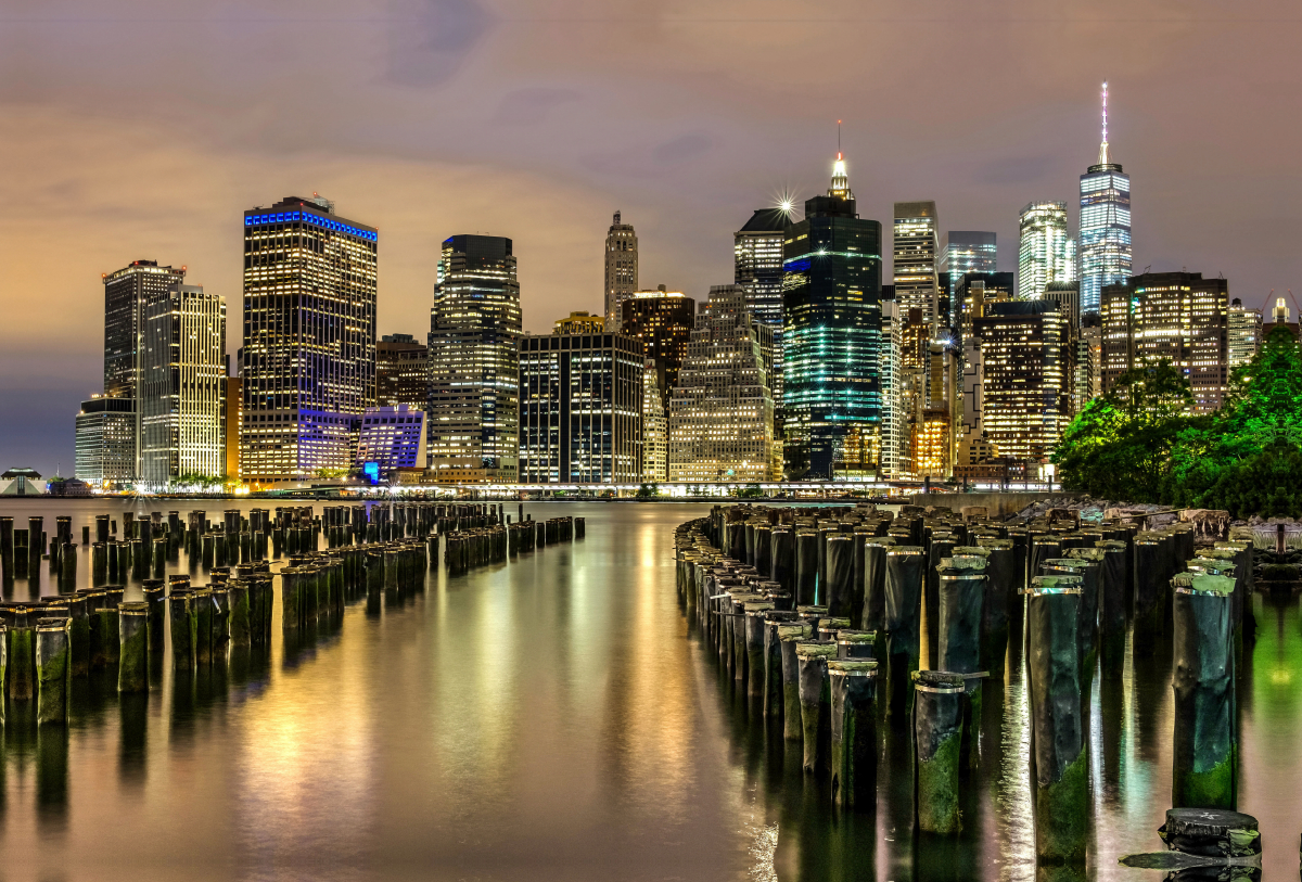 Blick vom Brooklyn Bridge Park auf den East River und die Skyline von Manhattan