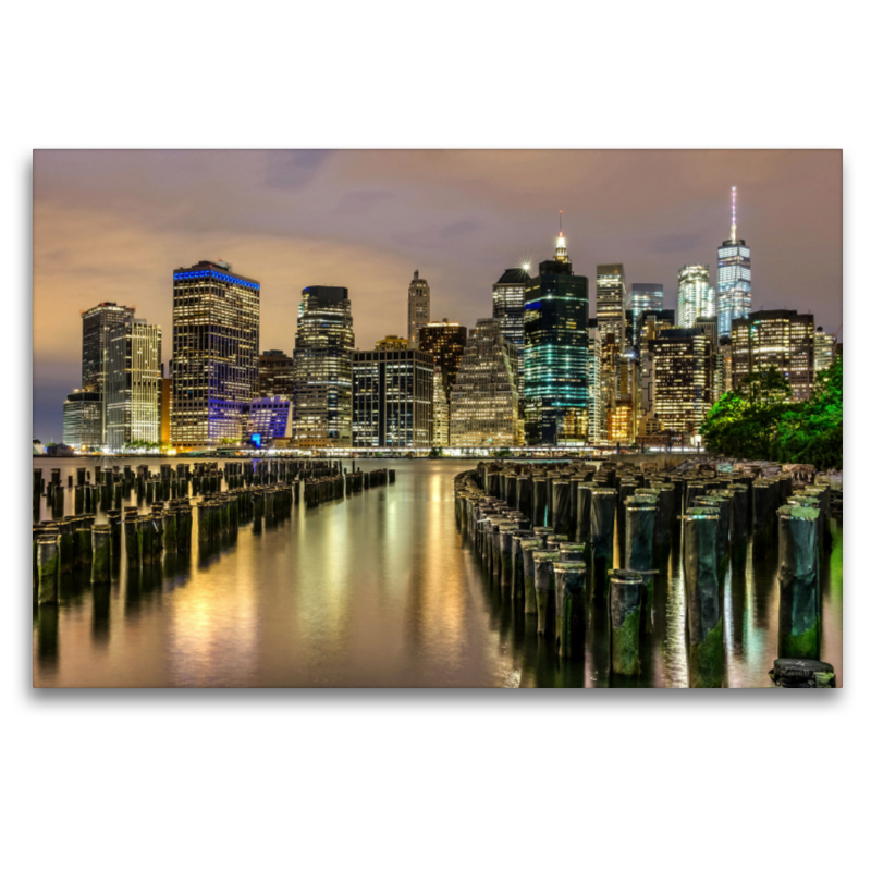 Blick vom Brooklyn Bridge Park auf den East River und die Skyline von Manhattan