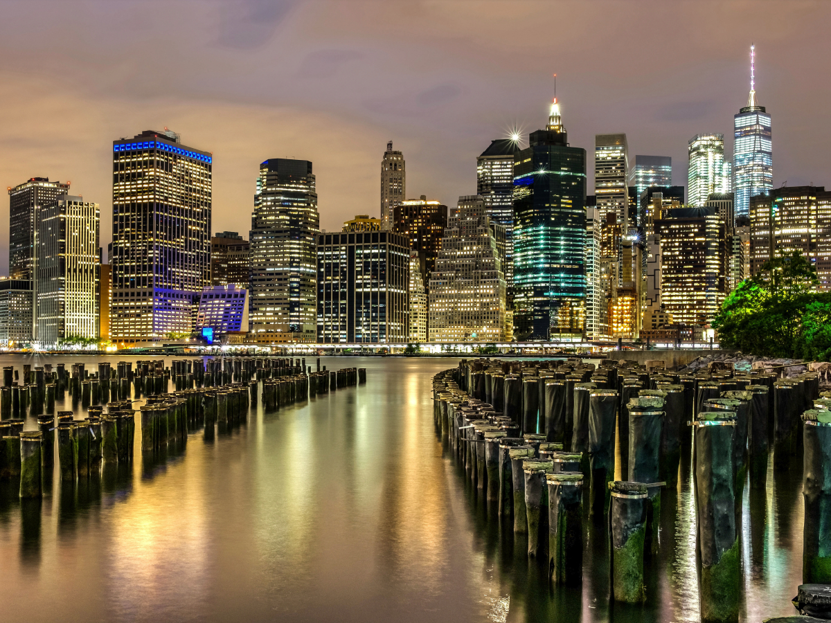 Blick vom Brooklyn Bridge Park auf den East River und die Skyline von Manhattan