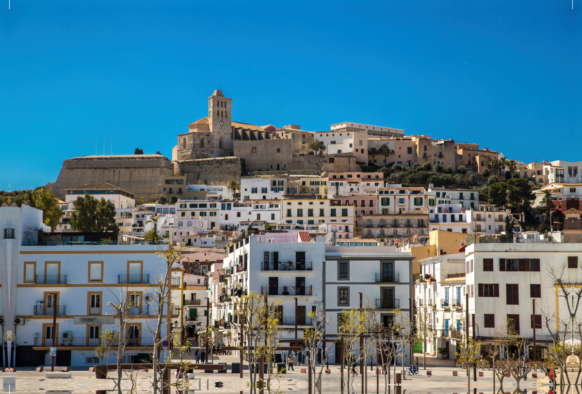 Sa Penya mit der Kathedrale von Ibiza