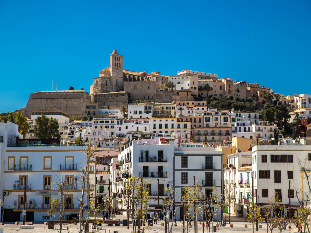 Sa Penya mit der Kathedrale von Ibiza