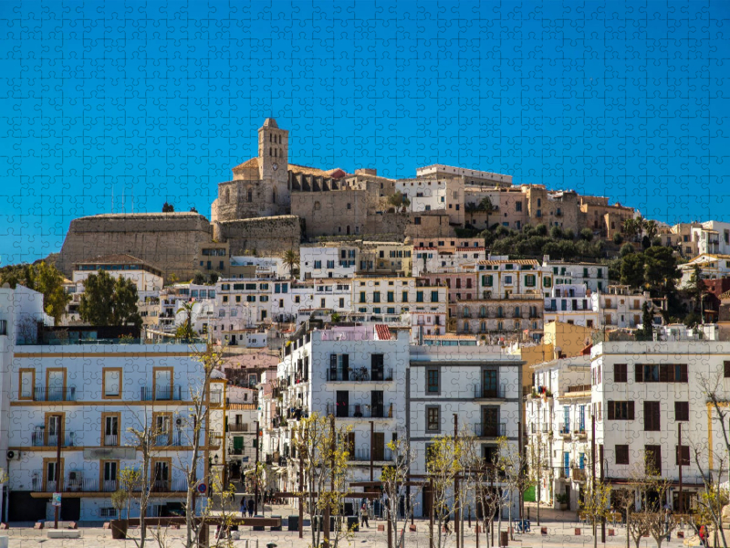 Sa Penya mit der Kathedrale von Ibiza