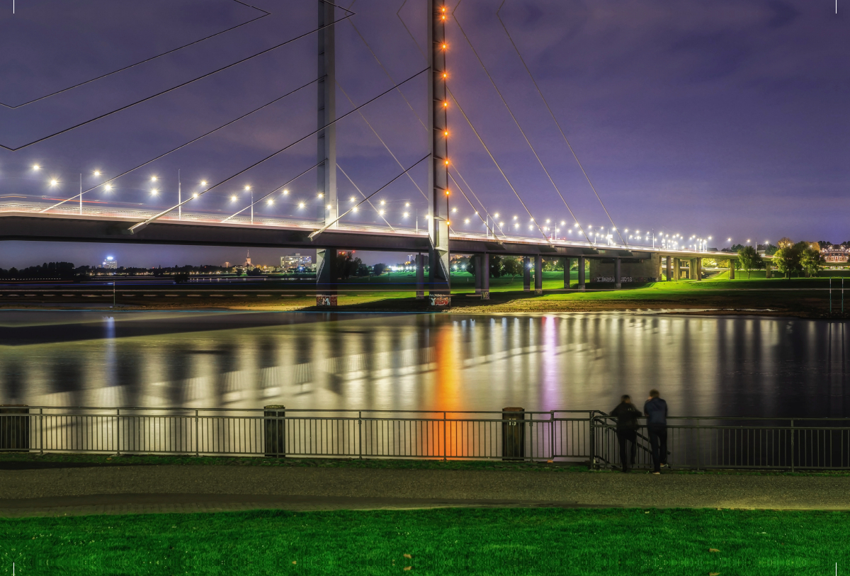 Düsseldorf Rheinkniebrücke bei Nacht