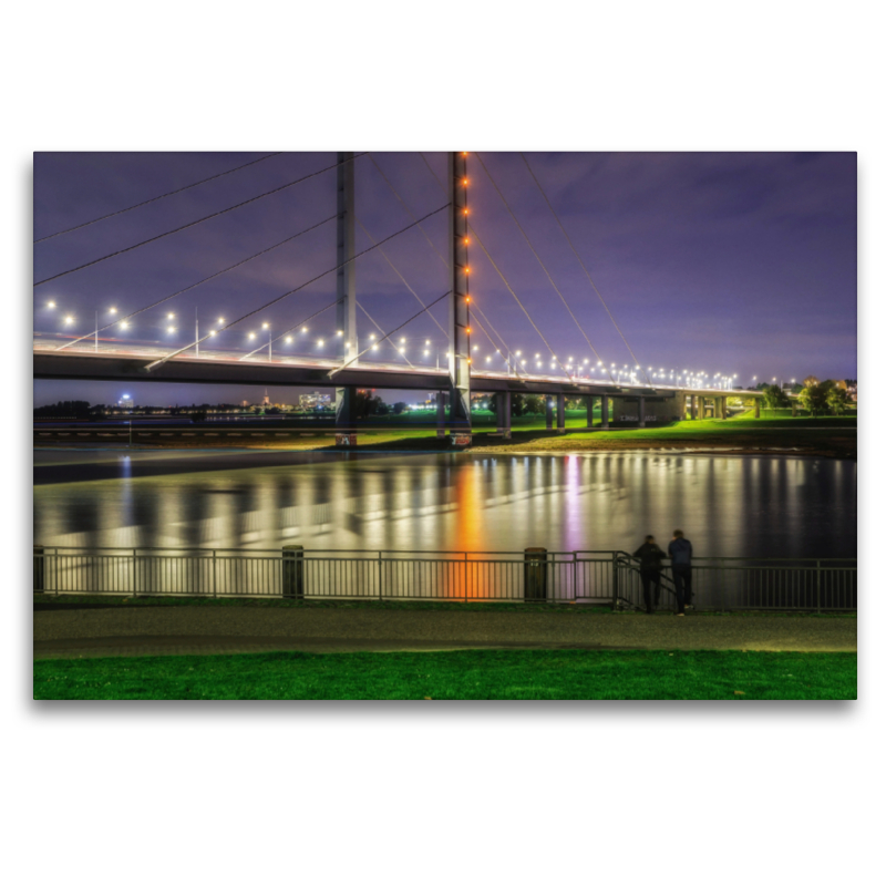 Düsseldorf Rheinkniebrücke bei Nacht