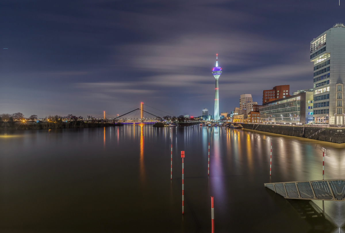 Düsseldorf Medienhafen bei Hochwasser