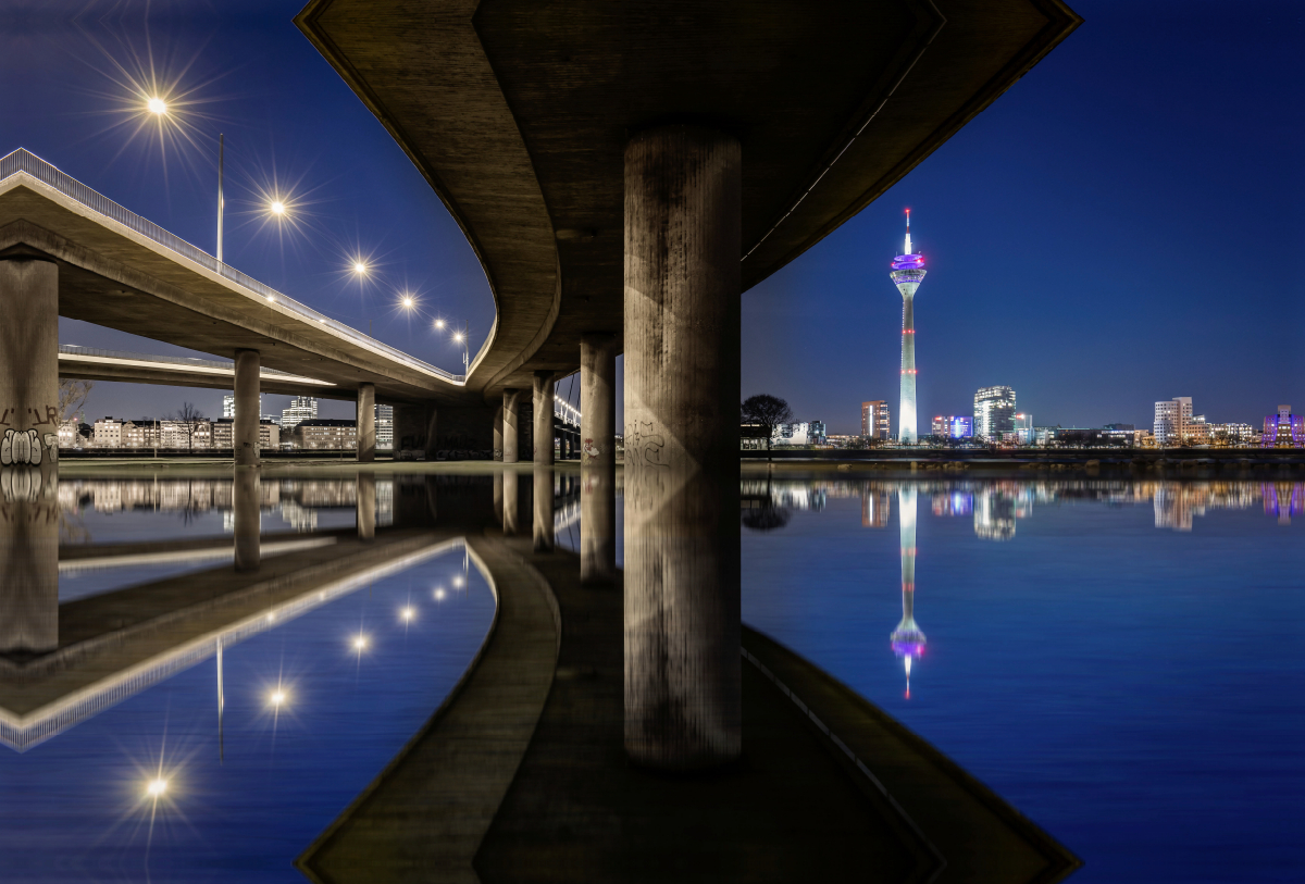 Düsseldorf Hochwasser unter der Rheinkniebrücke