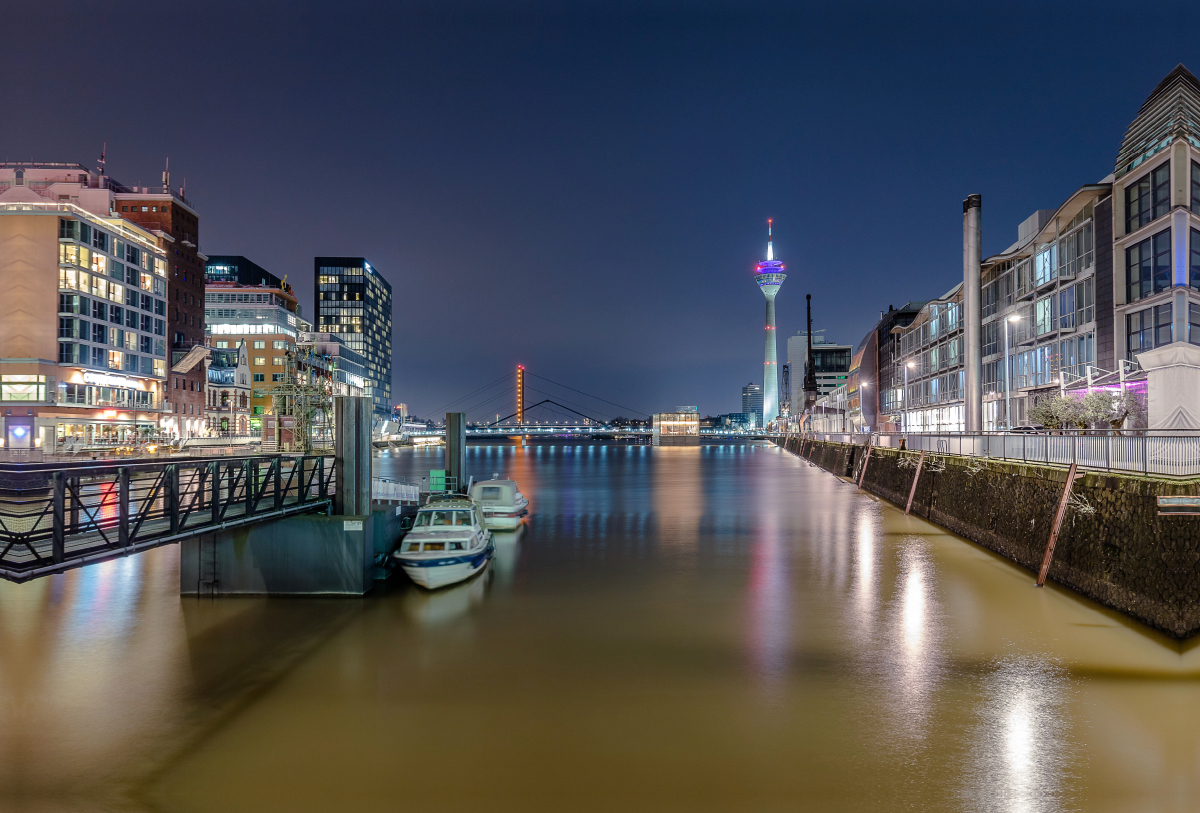 Düsseldorf Medienhafen bei Nacht