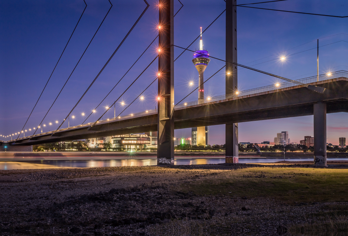 Düsseldorf am Rheinufer bei Nacht