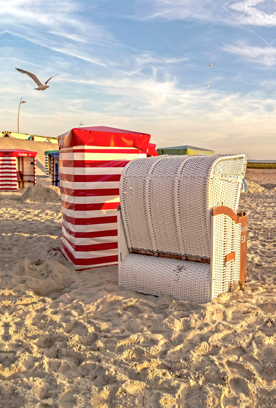 Strandkorb und Strandzelt bei tiefem Sonnenstand