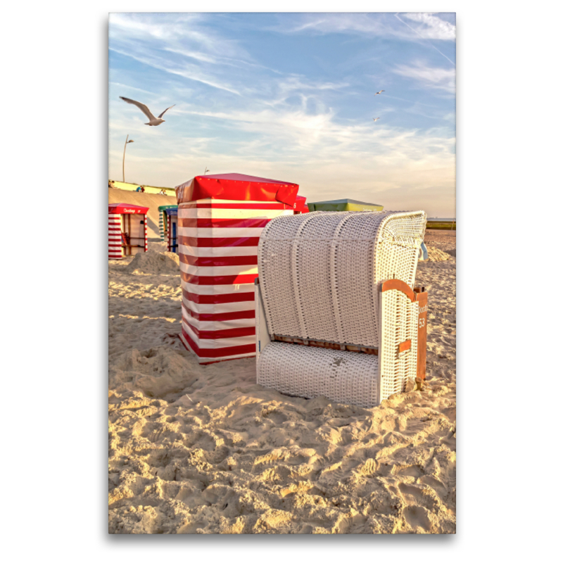 Strandkorb und Strandzelt bei tiefem Sonnenstand