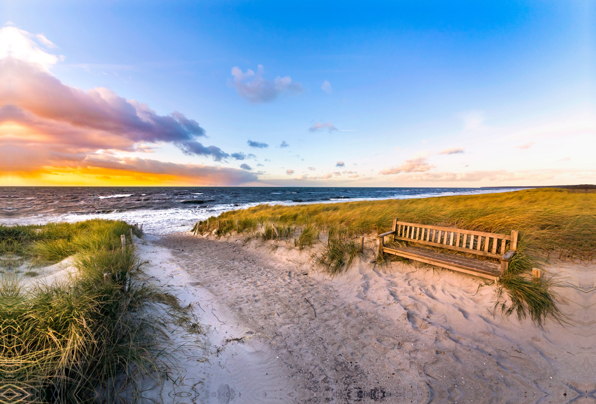 Strandübergang bei Sonnenuntergang