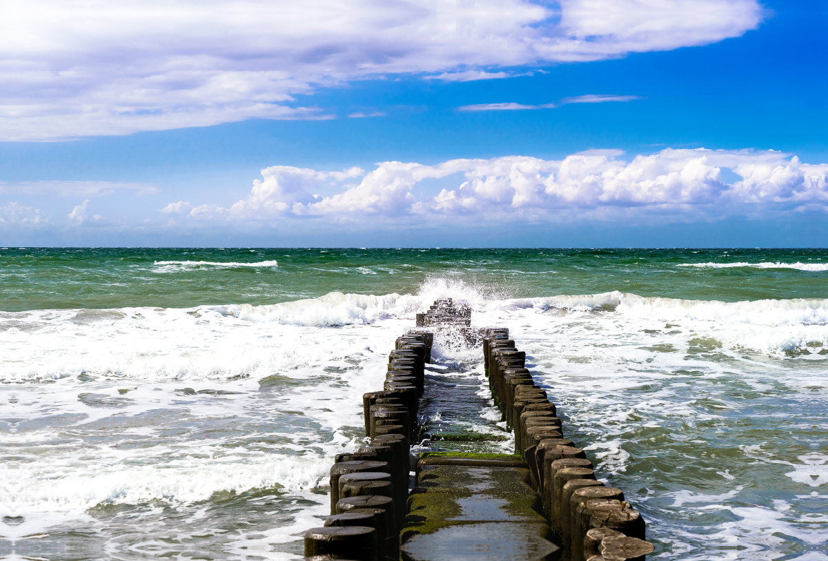 Buhnen im Meer