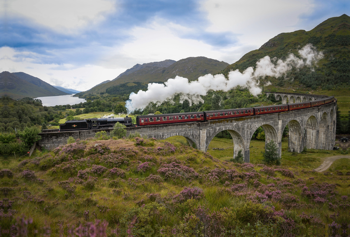 The Jacobite befährt den Glenfinnan-Viadukt