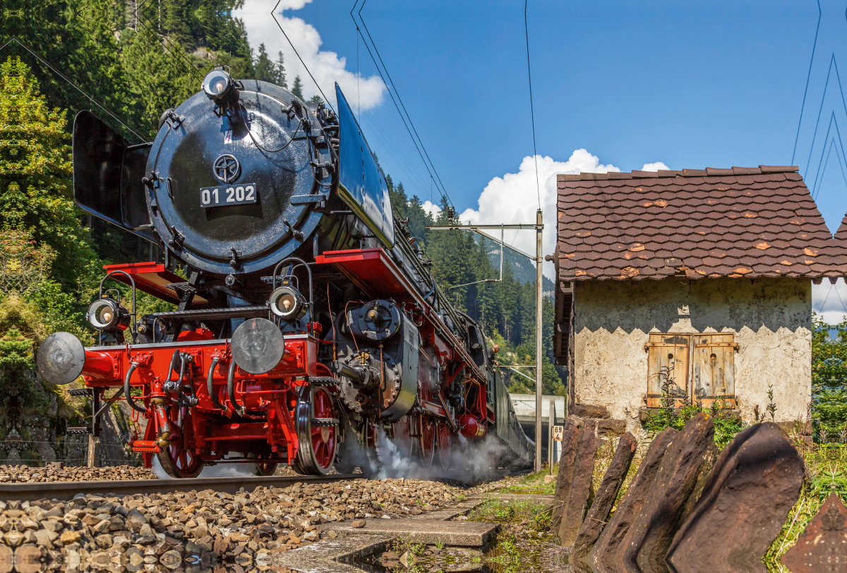 Deutscher Dampf-Koloss am Gotthard: die 01 202 wird in wenigen Augenblick die Nordrampe bezwungen haben