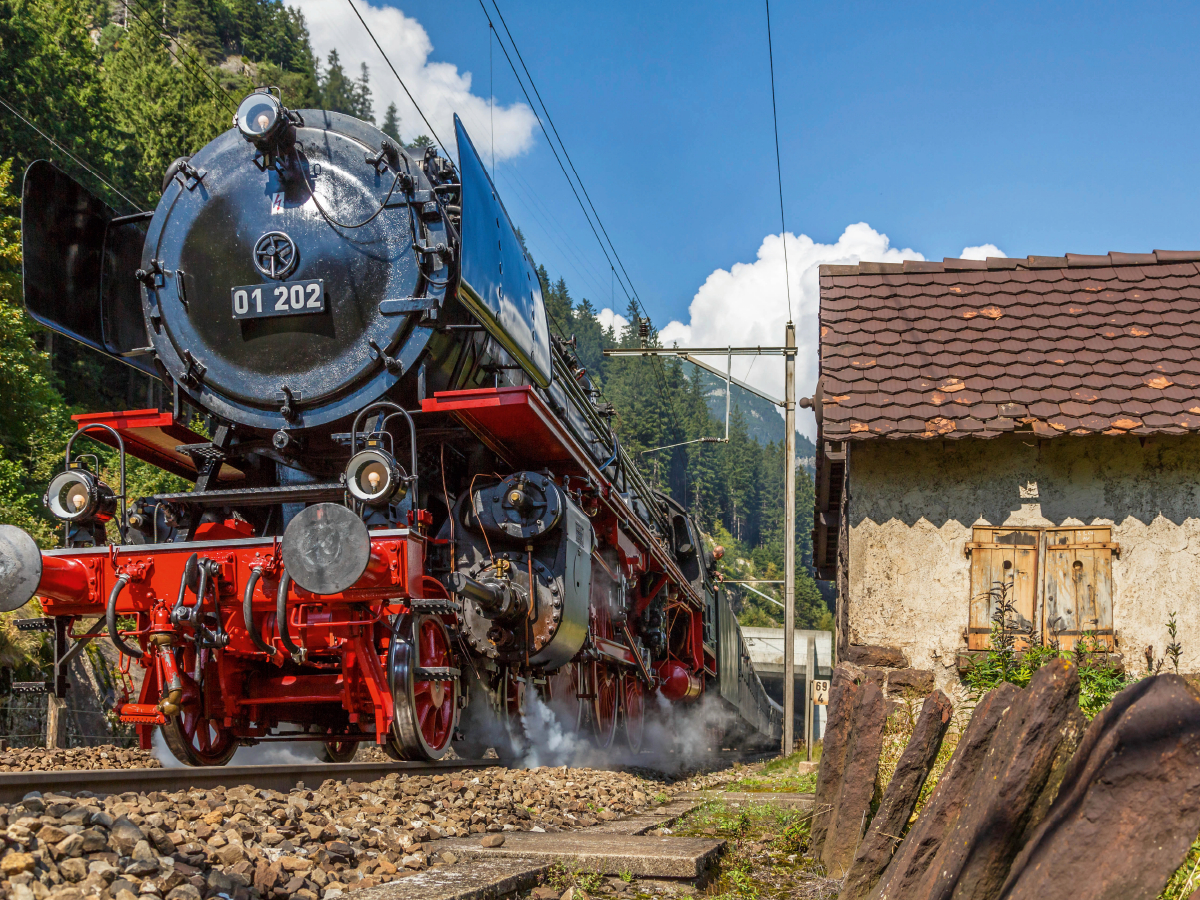 Deutscher Dampf-Koloss am Gotthard: die 01 202 wird in wenigen Augenblick die Nordrampe bezwungen haben