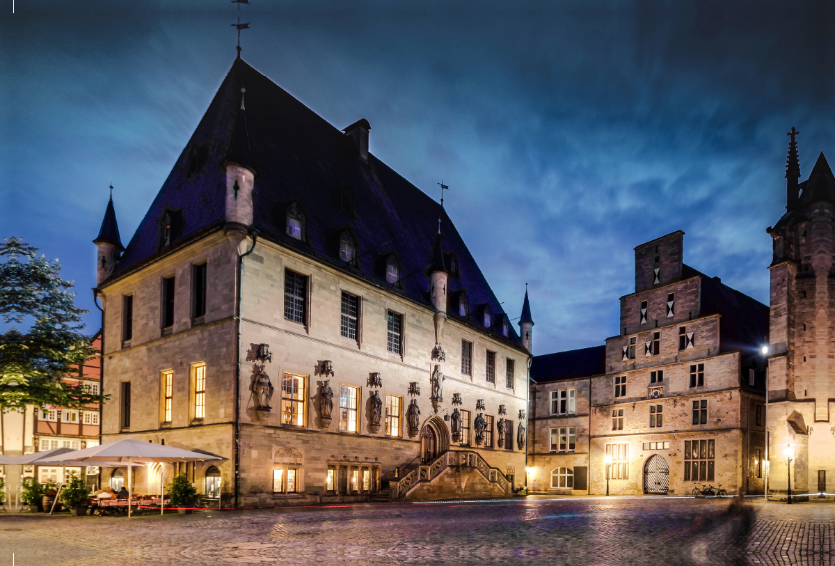 Rathaus Osnabrück mit Stadtwaage im Abendlicht