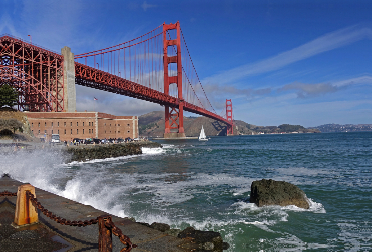 Eindrucksvolle Golden Gate Bridge mit Fort Point über das Golden Gate in Kalifornien, San Francisco. Amerika, USA, Meer, Wasser, Ruhe, Architektur