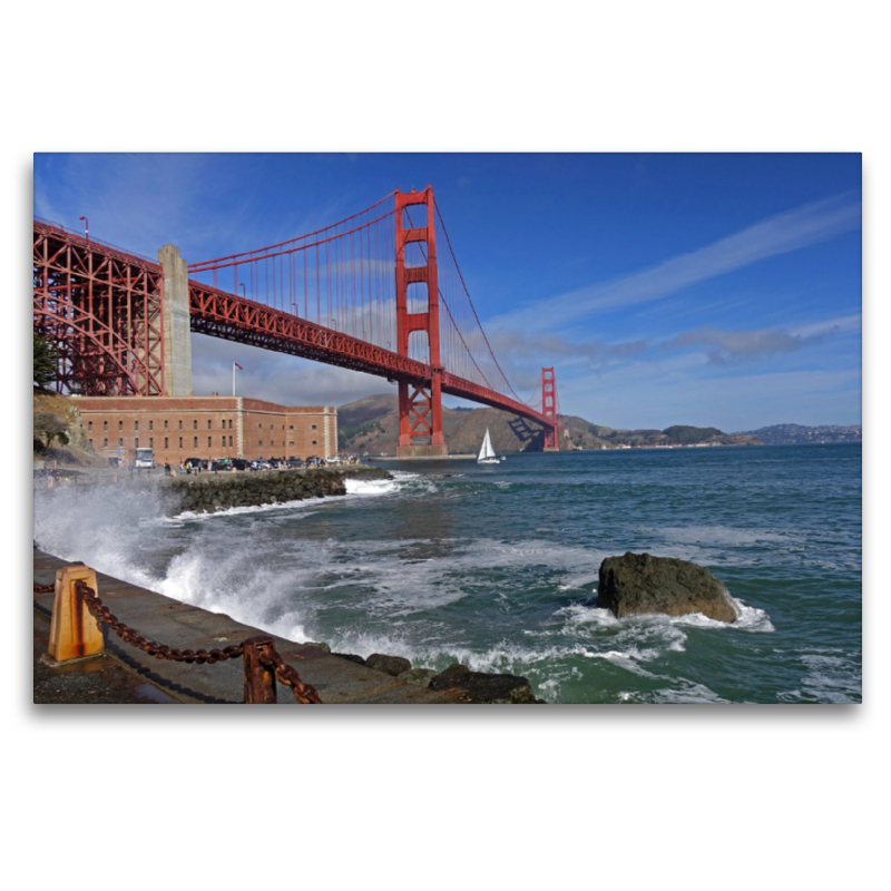 Eindrucksvolle Golden Gate Bridge mit Fort Point über das Golden Gate in Kalifornien, San Francisco. Amerika, USA, Meer, Wasser, Ruhe, Architektur