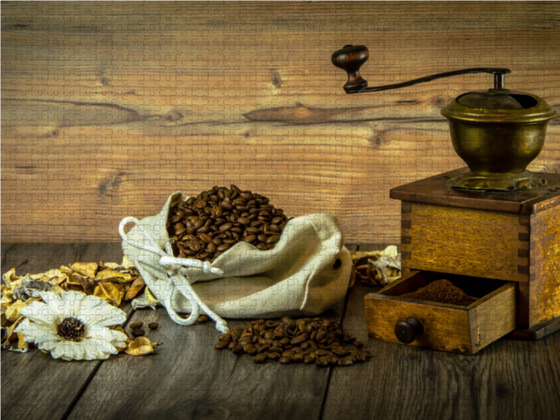 Kaffeemühle mit Kaffeebohnen und Blumen