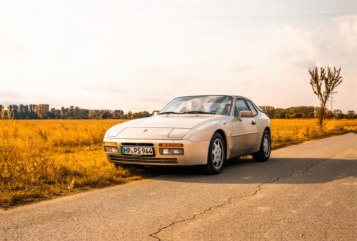 Porsche 944 S2 in herbstlicher Landschaft