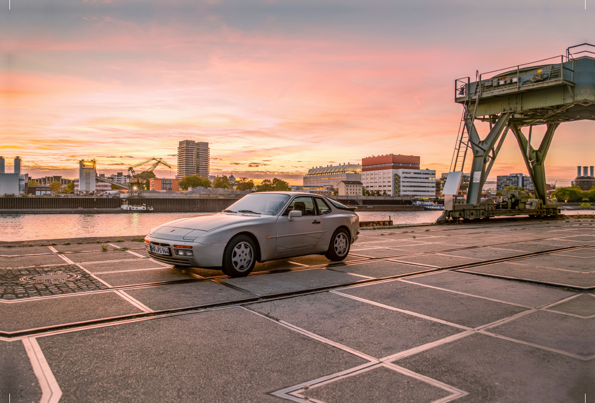 Porsche 944 S2 bei Sonnenuntergang im Hafen