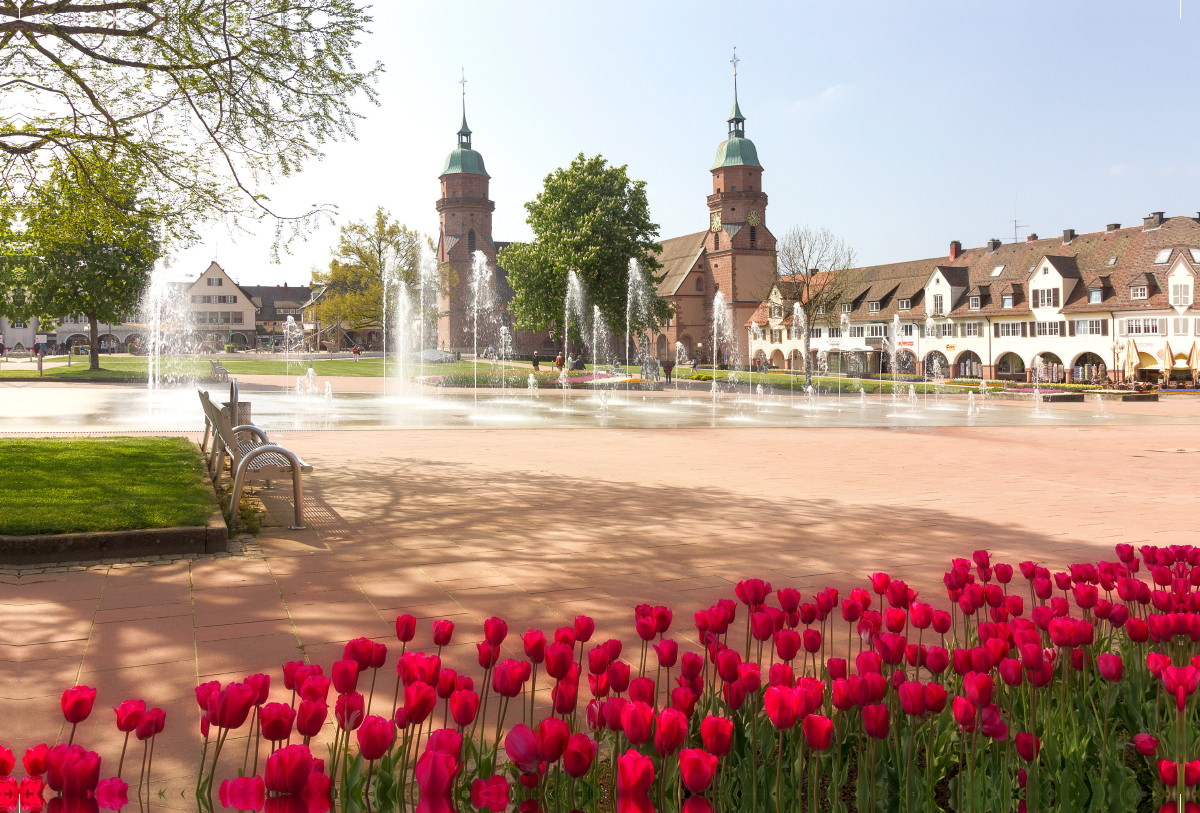 Erwin-Reichert-Fontänen und Stadtkirche