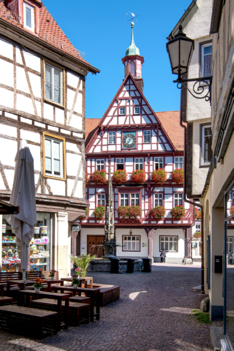 Historische Altstadt Bad Urach mit Marktbrunnen