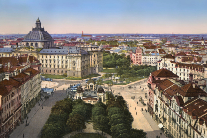 Blick zum Justizpalast und Karlsplatz