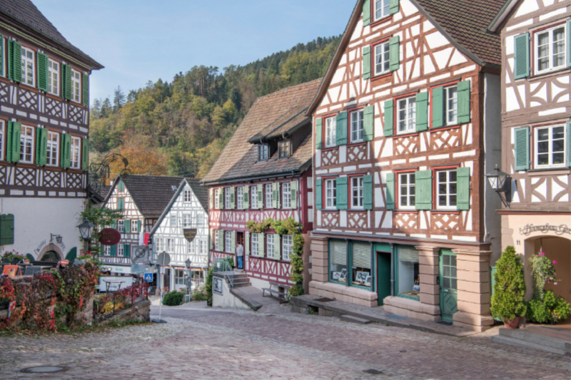 Marktplatz mit Fachwerkensemple. Links befindet sich der Gasthof Sonne